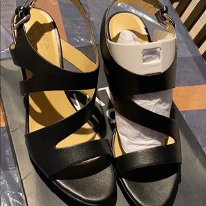 Black slingback strap,adjustable buckle closure!